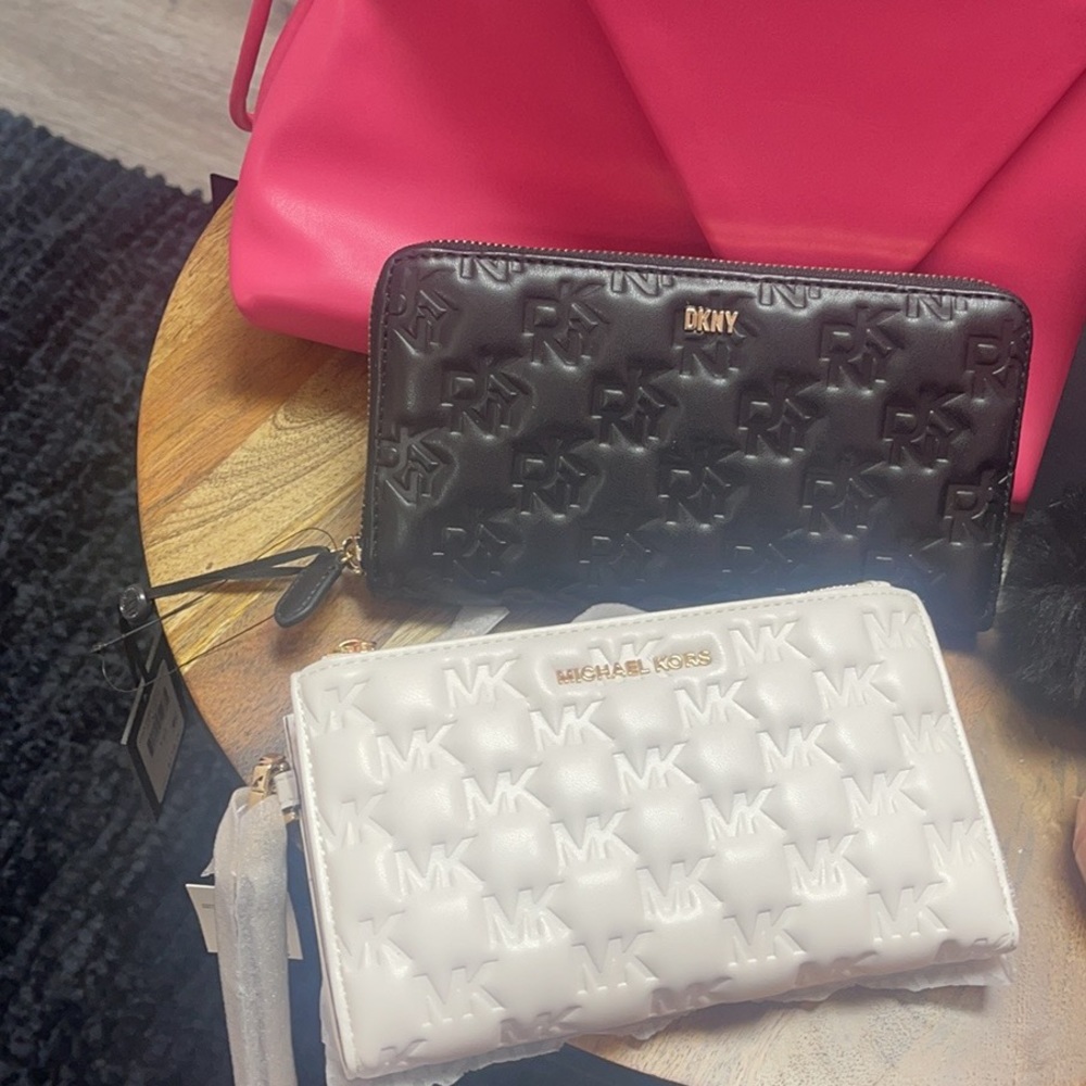 NWT DKNY LOGO WALLET - Picture 3 of 12